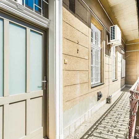 Sun-Splashed Retreat In The Heart Of A Vibrant Quarter Budapesta Exterior foto
