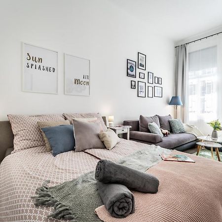 Sun-Splashed Retreat In The Heart Of A Vibrant Quarter Budapesta Exterior foto