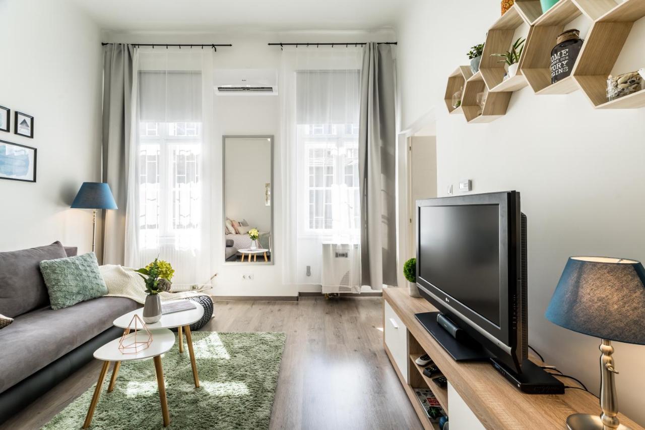 Sun-Splashed Retreat In The Heart Of A Vibrant Quarter Budapesta Exterior foto