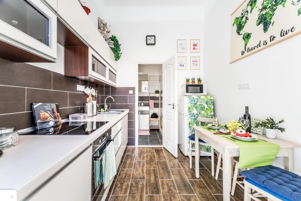Sun-Splashed Retreat In The Heart Of A Vibrant Quarter Budapesta Exterior foto
