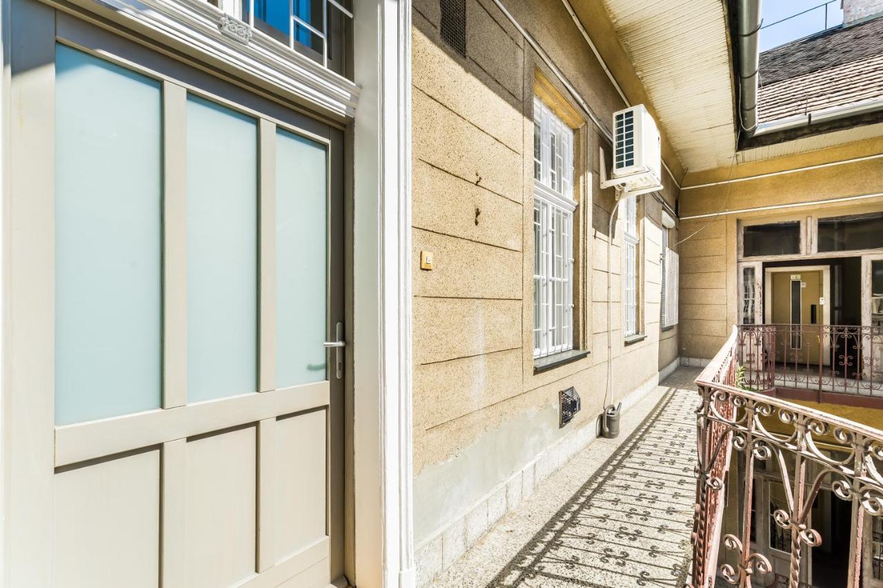Sun-Splashed Retreat In The Heart Of A Vibrant Quarter Budapesta Exterior foto