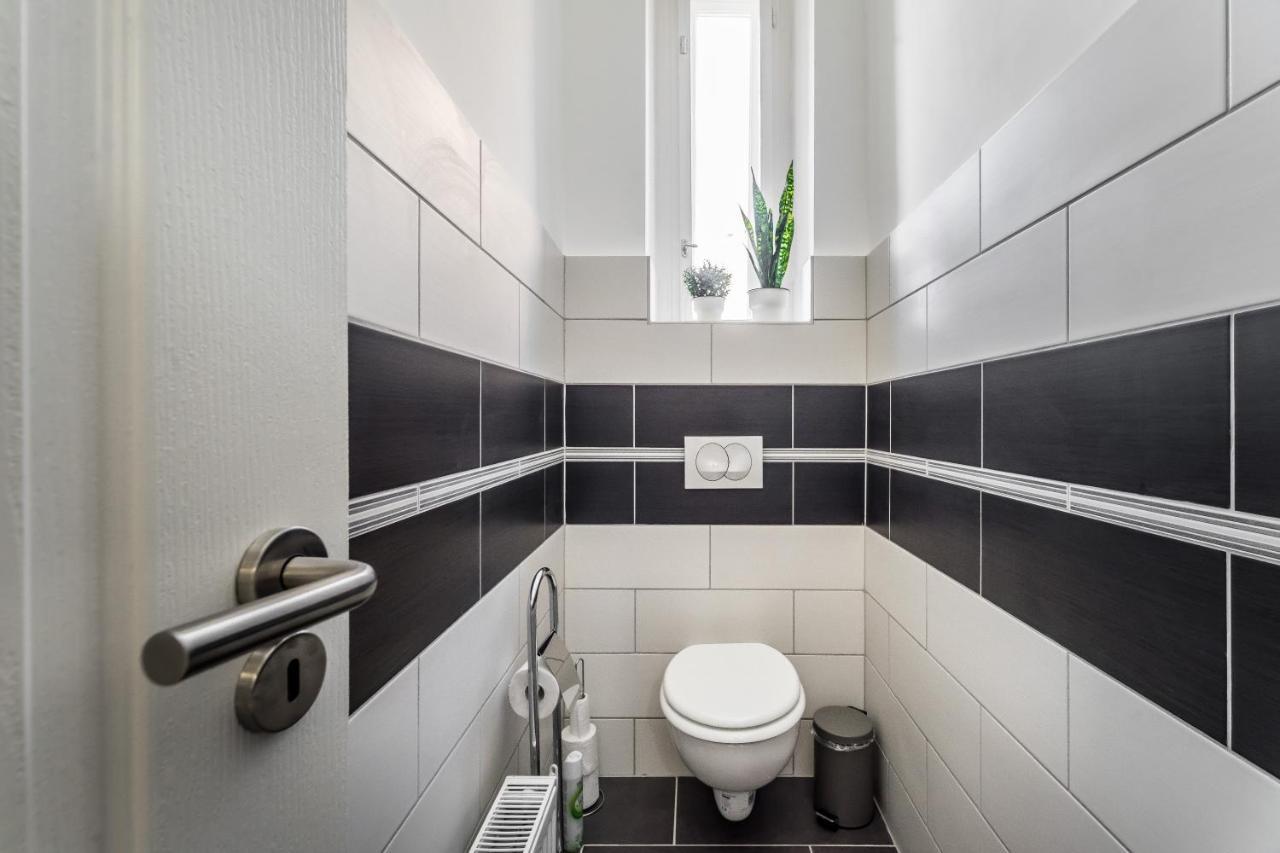 Sun-Splashed Retreat In The Heart Of A Vibrant Quarter Budapesta Exterior foto