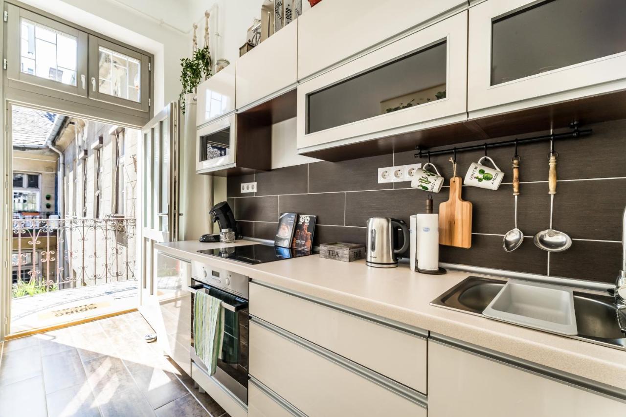 Sun-Splashed Retreat In The Heart Of A Vibrant Quarter Budapesta Exterior foto