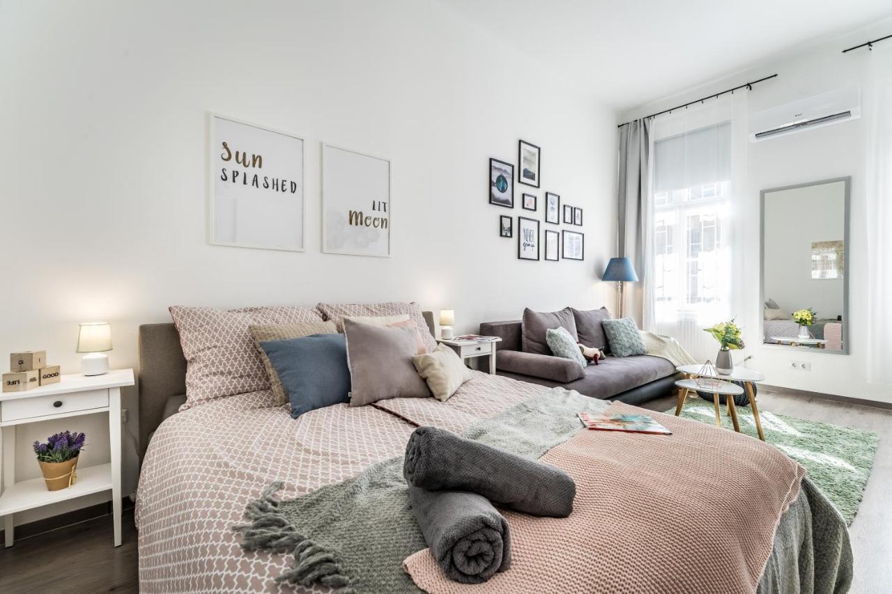 Sun-Splashed Retreat In The Heart Of A Vibrant Quarter Budapesta Exterior foto