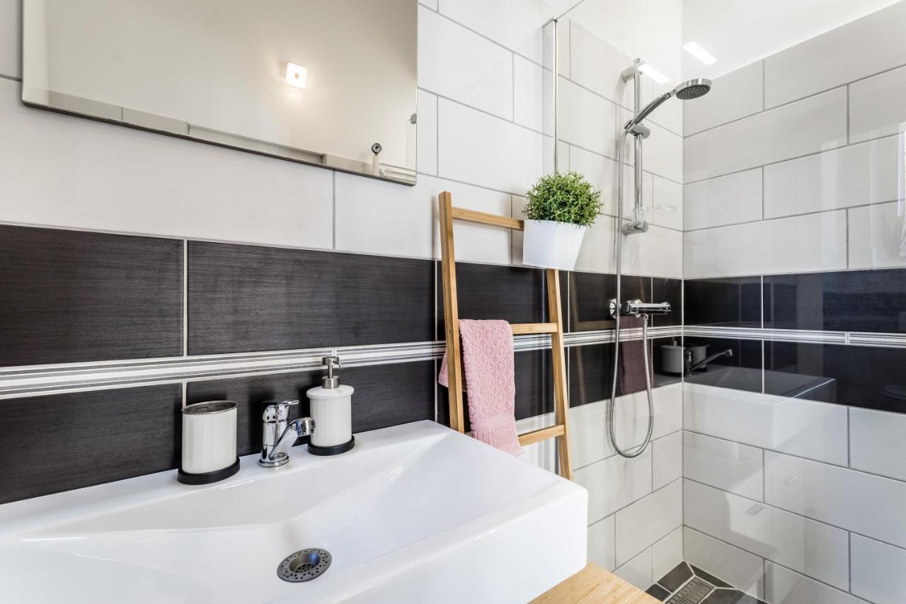 Sun-Splashed Retreat In The Heart Of A Vibrant Quarter Budapesta Exterior foto
