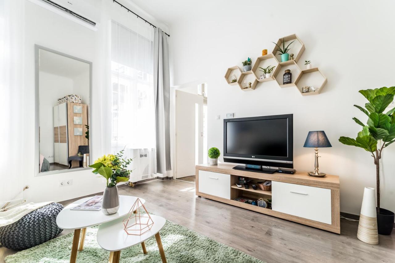Sun-Splashed Retreat In The Heart Of A Vibrant Quarter Budapesta Exterior foto