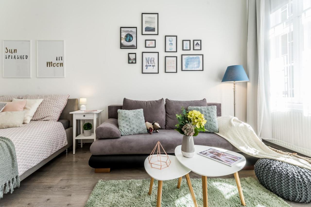 Sun-Splashed Retreat In The Heart Of A Vibrant Quarter Budapesta Exterior foto