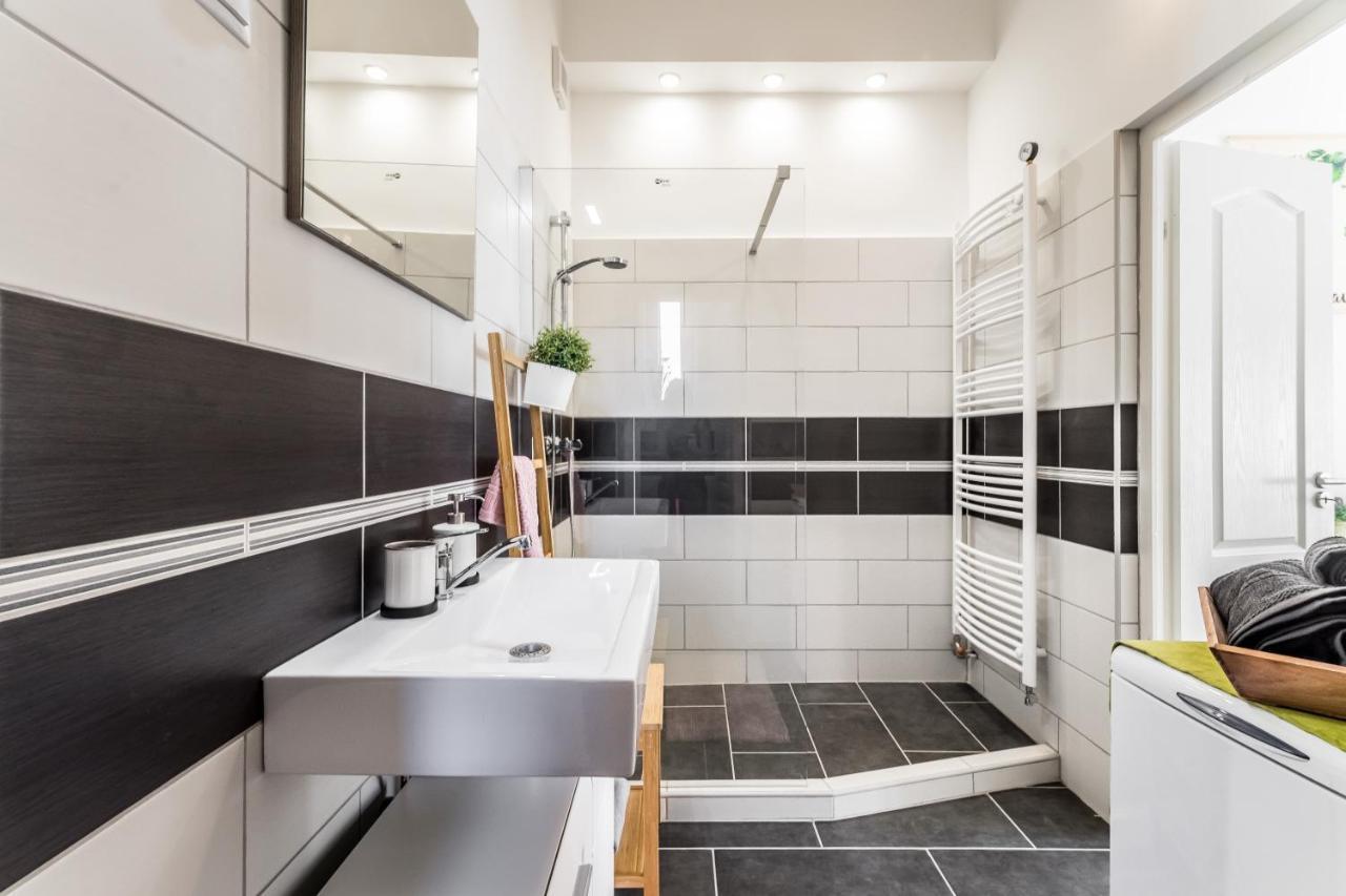 Sun-Splashed Retreat In The Heart Of A Vibrant Quarter Budapesta Exterior foto