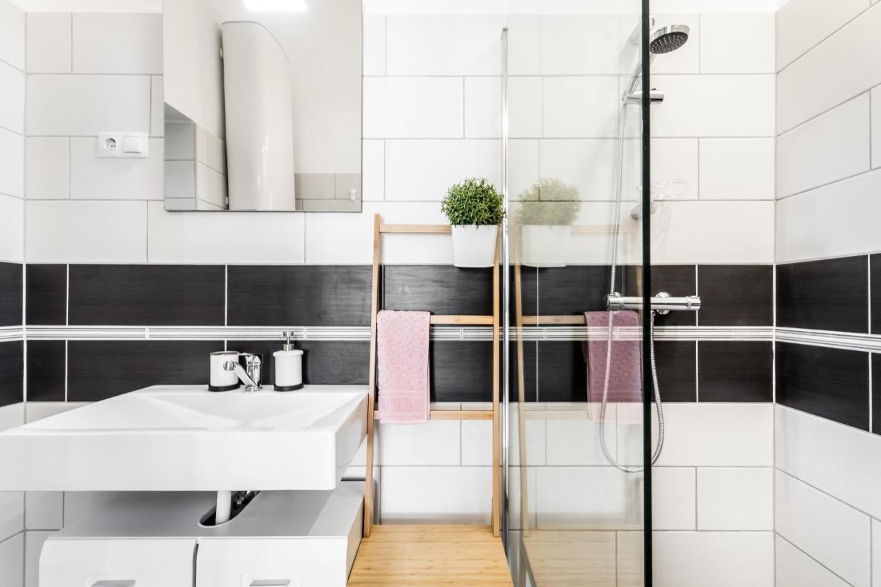 Sun-Splashed Retreat In The Heart Of A Vibrant Quarter Budapesta Exterior foto